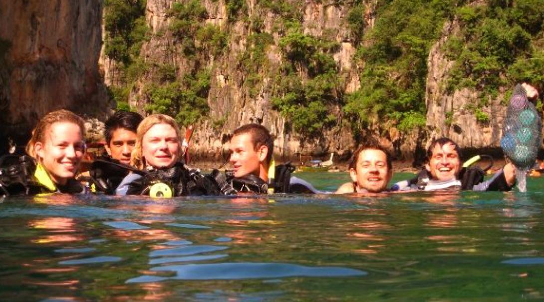 高校生ボランティアがタイの海でダイビングをしながら海洋環境調査に向かう タイの海でダイビング調査に向かう高校生の海洋環境保護ボランティアたち
